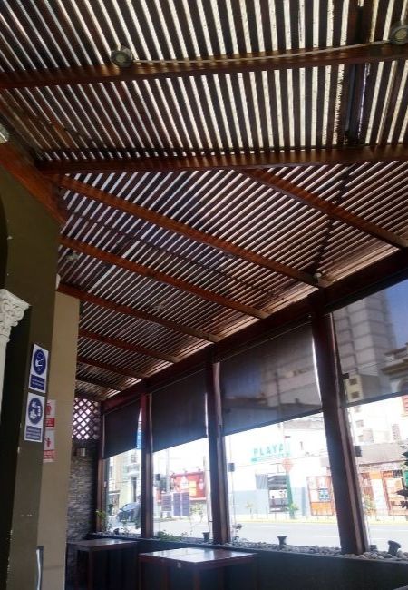 Sol y sombra de madera en local comercial