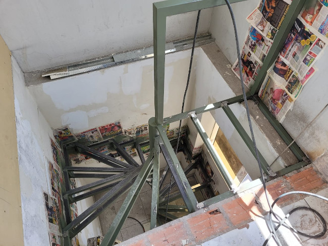 construcción de escalera metálica 