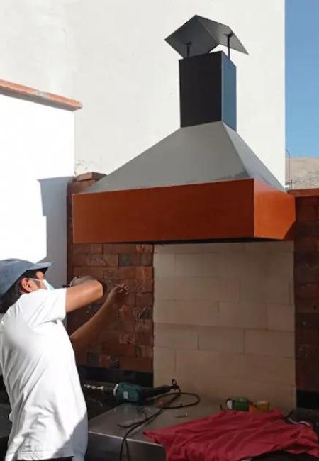 chimenea con borde de madera