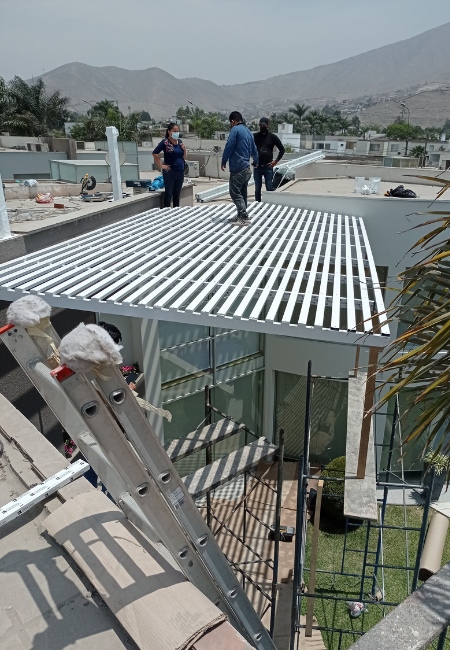 Techo de aluminio blanco con tensores