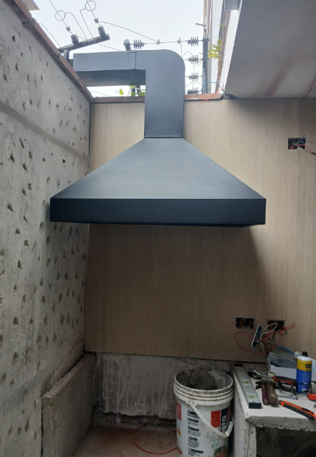 Campana con ducto curvo