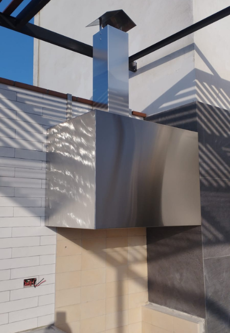 Campana de acero inoxidable rectangular en departamento en Miraflores
