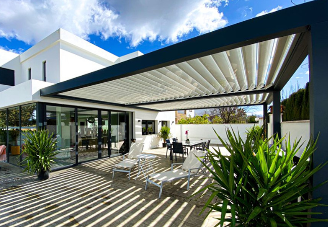 Pérgola con lamas retractiles