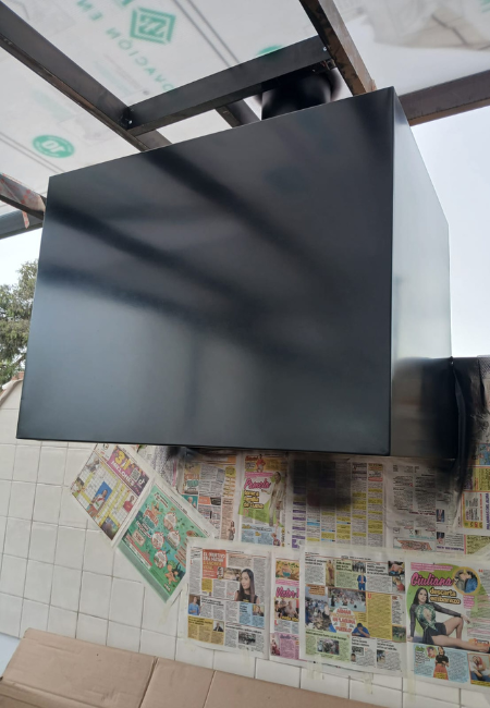 Campana rectangular recién instalada