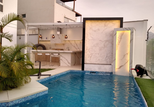 Piscina con cascada en casa en La Molina