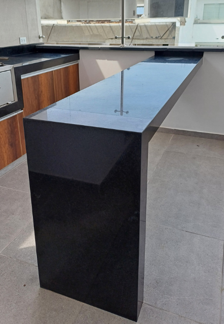 Granito negro en barra de terraza